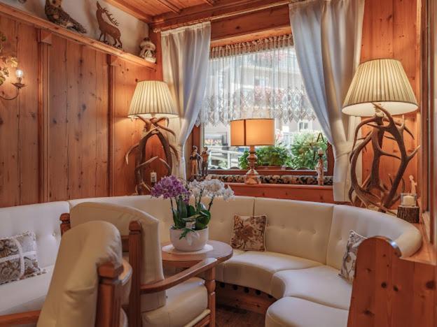 Hotel Garni La Montanara Madonna di Campiglio Bagian luar foto